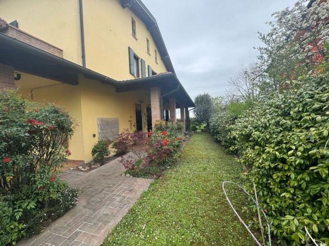 Villetta bifamiliare in vendita di 273 m² in Via dei Martiri, 18