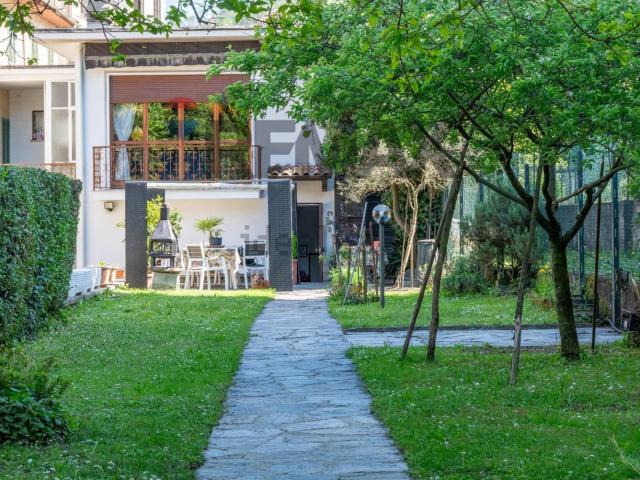 Villetta bifamiliare in vendita di 273 m² in Via Duchessa di Genova, 53