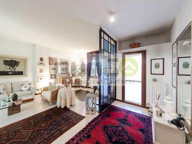 Villetta bifamiliare in vendita di 273 m² in Viale Montecompatri, 17