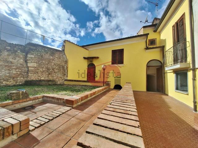Villetta bifamiliare in vendita di 270 m² in Vico Arechi