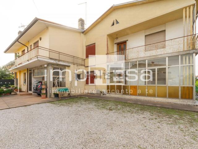Villetta bifamiliare in vendita di 270 m² in Via 2 Giugno, 12
