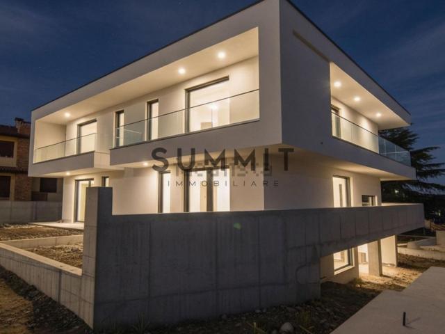 Villetta bifamiliare in vendita di 270 m² in Via A. Rossi