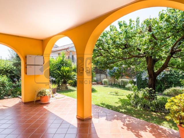 Villetta bifamiliare in vendita di 270 m² in Via Ariccia, 2