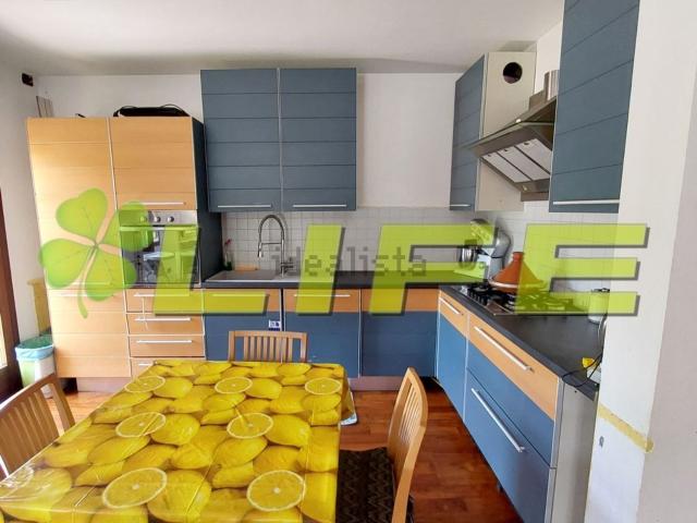 Villetta bifamiliare in vendita di 270 m² in Via Caenere