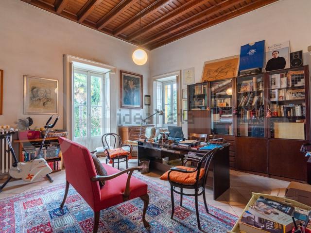 Villetta bifamiliare in vendita di 270 m² in Via Calchi Novati
