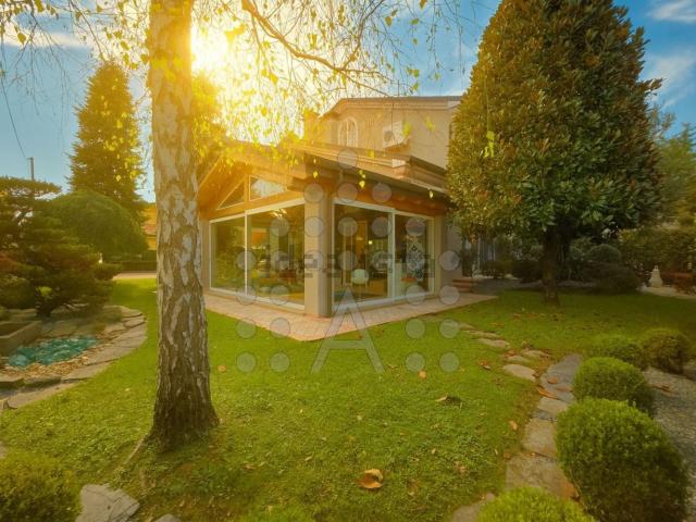 Villetta bifamiliare in vendita di 270 m² in Via Caposeda