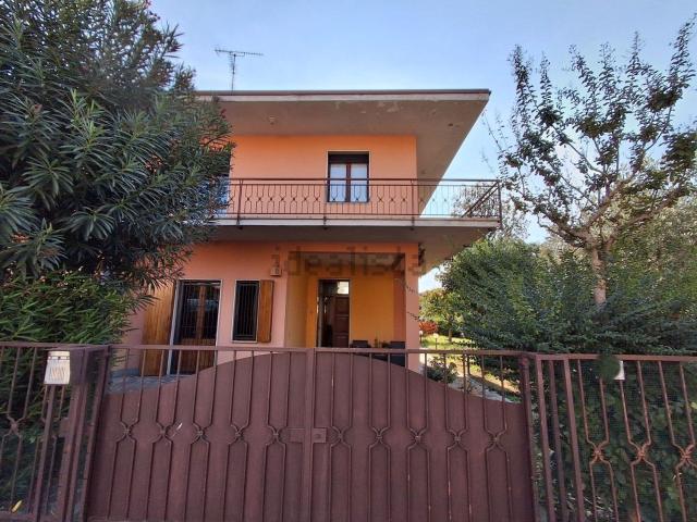 Villetta bifamiliare in vendita di 270 m² in Via Cesare Battisti, 194