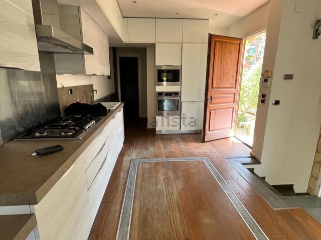 Villetta bifamiliare in vendita di 270 m² in Via Fabio Filzi