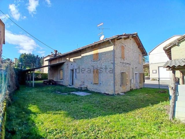 Villetta bifamiliare in vendita di 270 m² in Via Fernè, 62