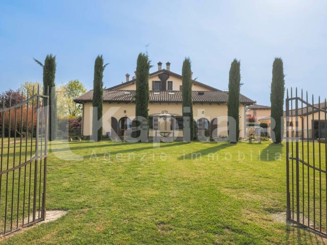 Villetta bifamiliare in vendita di 270 m² in Via Foggianova