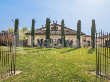 Villetta bifamiliare in vendita di 270 m² in Via Foggianova