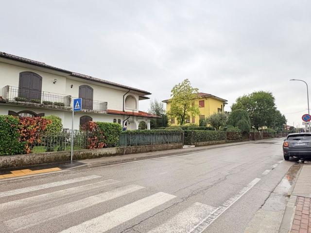 Villetta bifamiliare in vendita di 270 m² in Via G. Marconi