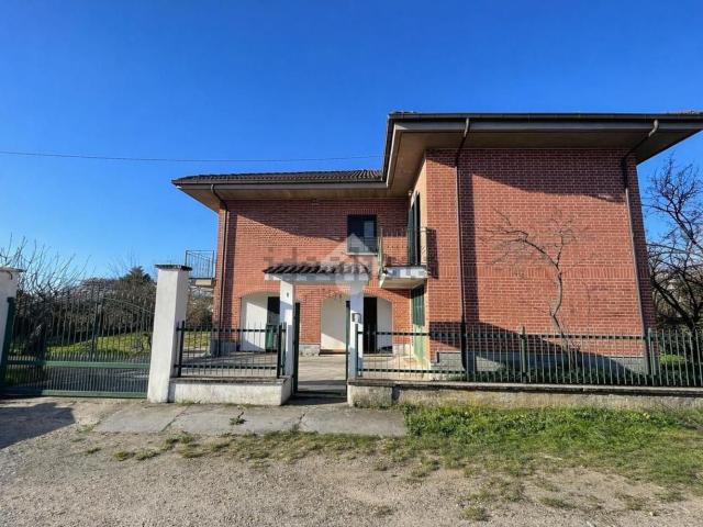 Case e ville in vendita di 270 m² in Via Giovanni Verga, 1