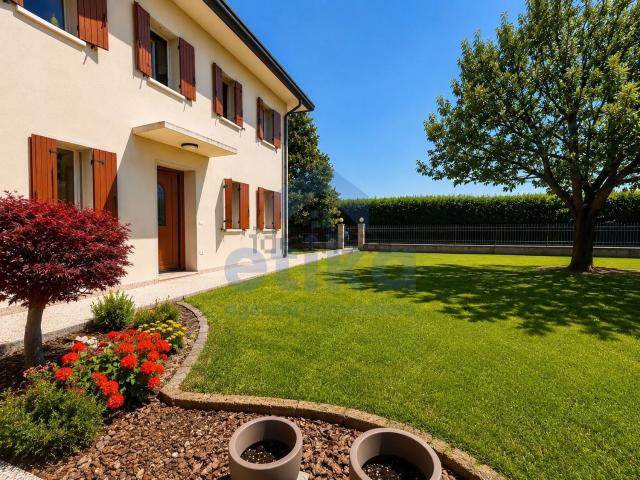 Villetta bifamiliare in vendita di 270 m² in Via Mille Pertiche