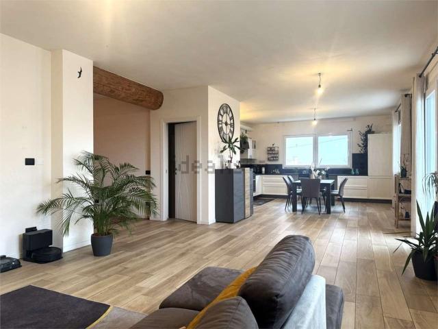 Villetta bifamiliare in vendita di 270 m² in Via Roma
