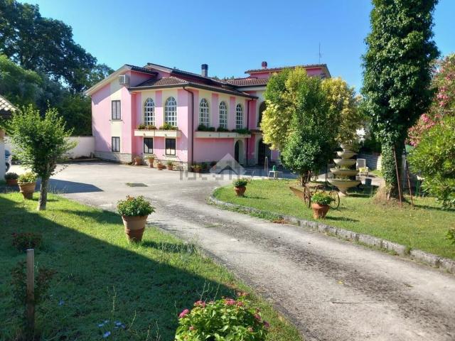 Villetta bifamiliare in vendita di 270 m² in Via Scardone