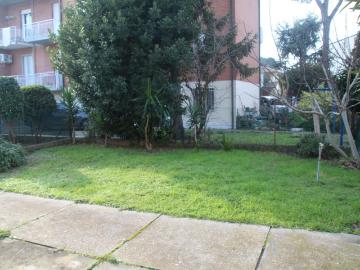 Villetta bifamiliare in vendita di 270 m² in Via San Lorenzo in Cesarea, 67