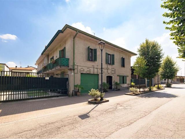 Villetta bifamiliare in vendita di 270 m² in Via Stazione