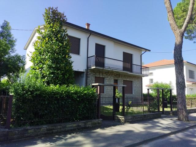 Villetta bifamiliare in vendita di 270 m² in Viale della Repubblica, 10
