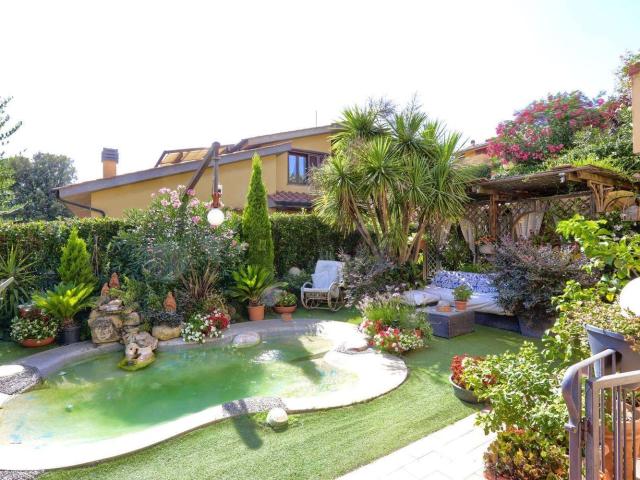 Villetta bifamiliare in vendita di 270 m² in Via del Poggio