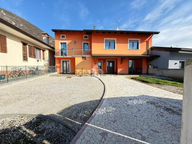Villetta bifamiliare in vendita di 271 m² in Via Vuanello, 19