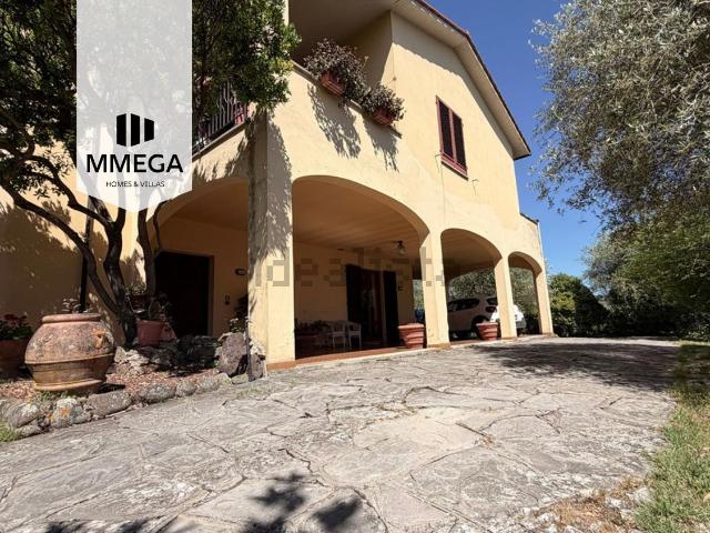 Villetta bifamiliare in vendita di 271 m² in Via San Martino Altoreggi