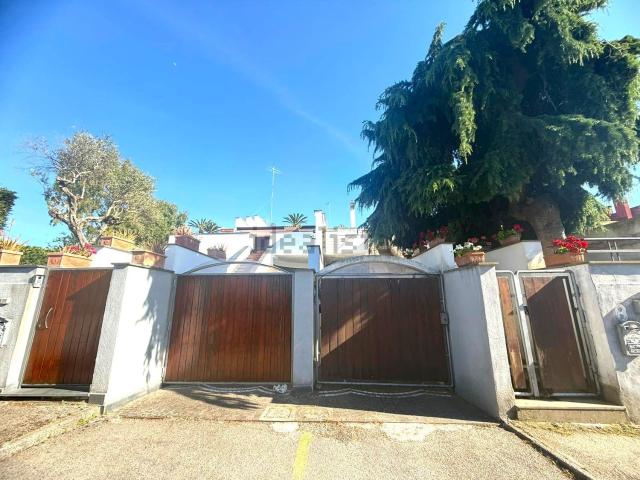Villetta bifamiliare in vendita di 272 m² in Via del Mare