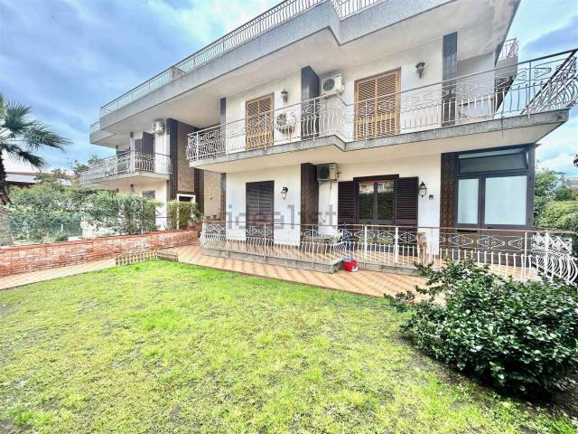 Villetta bifamiliare in vendita di 272 m² in Via delle Querce, 2
