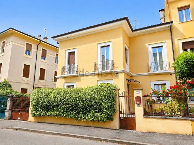 Villetta bifamiliare in vendita di 272 m² in Via Luigi Bonomi
