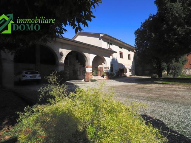 Villetta bifamiliare in vendita di 272 m² in Via San Benedetto, 1