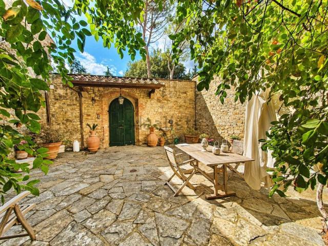 Villetta bifamiliare in vendita di 272 m² in Via Volterrana