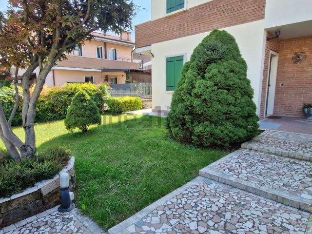 Villetta bifamiliare in vendita di 274 m² in Via Vittorio Veneto