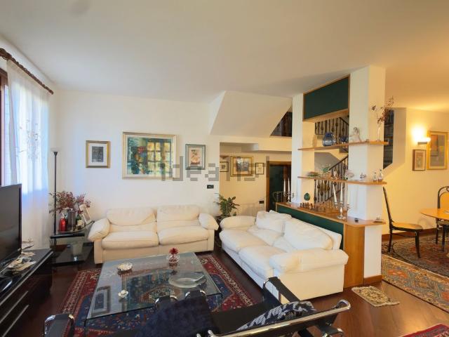 Villetta bifamiliare in vendita di 275 m² in Via Tiziano Vecellio, 6