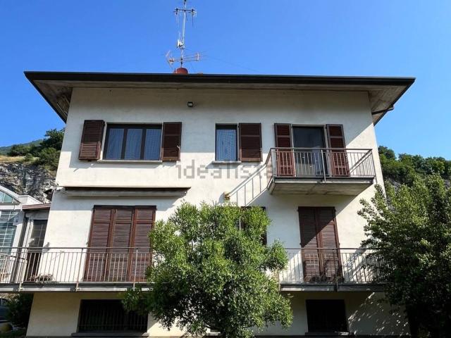Villetta bifamiliare in vendita di 275 m² in Via Vittorio Veneto, 42