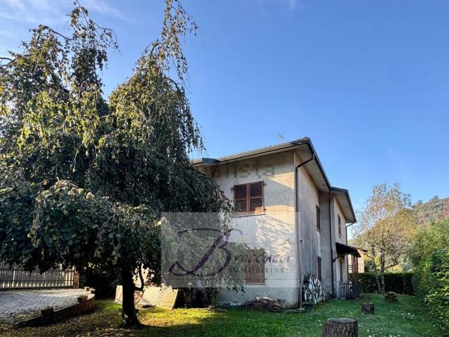 Villetta bifamiliare in vendita di 275 m² in Via Bertini