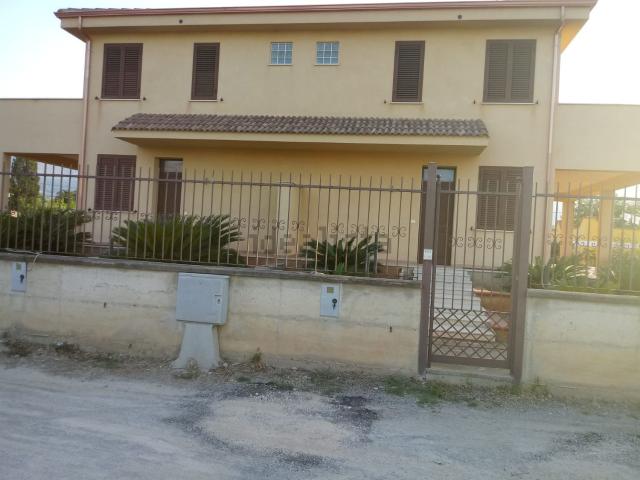 Villetta bifamiliare in vendita di 275 m² in Via Ferdinando Magellano, 104