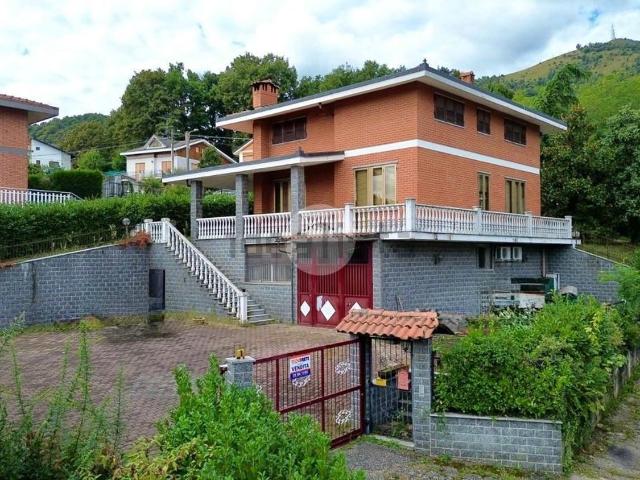 Villetta bifamiliare in vendita di 275 m² in Via Fiano, 12