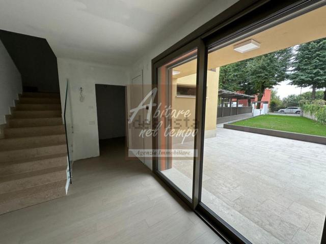 Villetta bifamiliare in vendita di 275 m² in Via Guglielmo Marconi