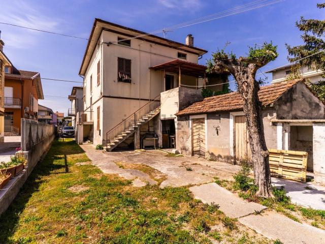 Villetta bifamiliare in vendita di 275 m² in Via Martiri di Belfiore, 154
