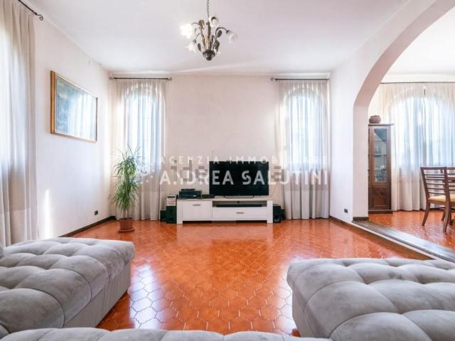 Villetta bifamiliare in vendita di 275 m² in Via Maremmana