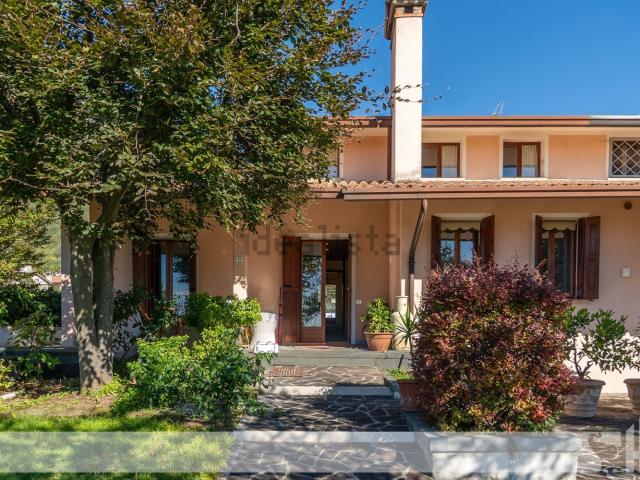 Villetta bifamiliare in vendita di 275 m² in Via Piave, 29