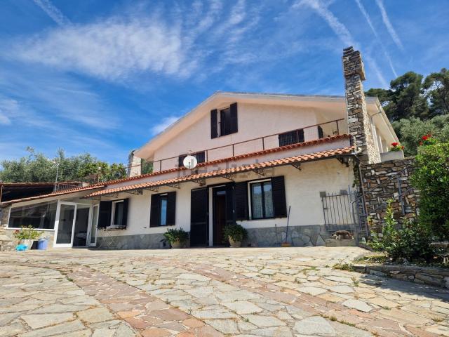 Villetta bifamiliare in vendita di 275 m² in Via Richieri, 26