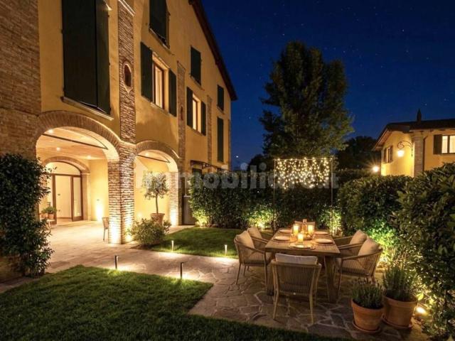 Villetta bifamiliare in vendita di 235 m² in Via Serafino Gasiani