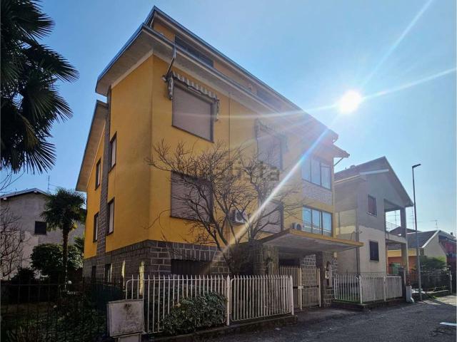 Villetta bifamiliare in vendita di 278 m² in Via Croci, 3
