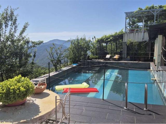 Villetta bifamiliare in vendita di 278 m² in Via delle Mimose