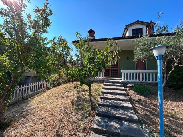 Villetta bifamiliare in vendita di 278 m² in Via Gudetto