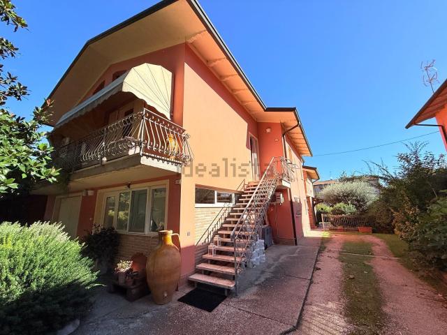 Villetta bifamiliare in vendita di 279 m² in Via XI Aprile 1945, 24