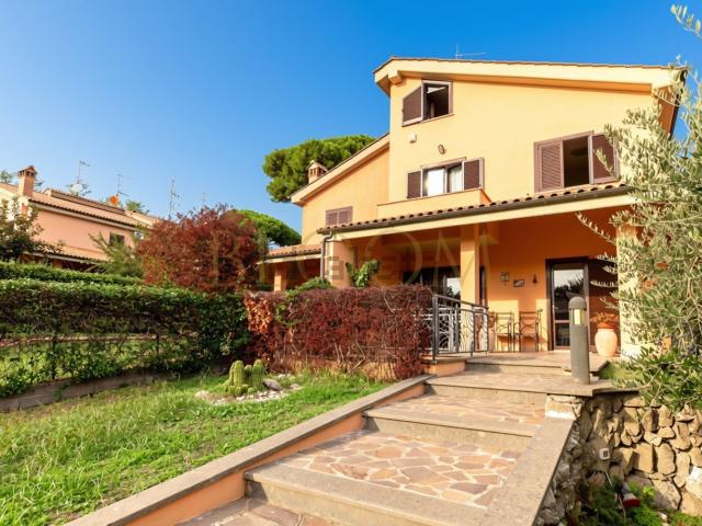 Villetta bifamiliare in vendita di 283 m² in Via Romana, 21