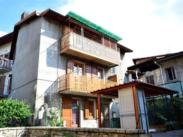 Villetta bifamiliare in vendita di 280 m² in Piazza Alpini