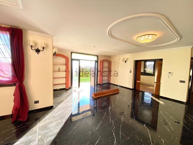 Villetta bifamiliare in vendita di 280 m² in Strada Borgazzo